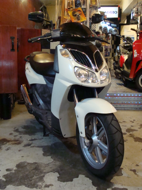 aprilia スポーツシティー200